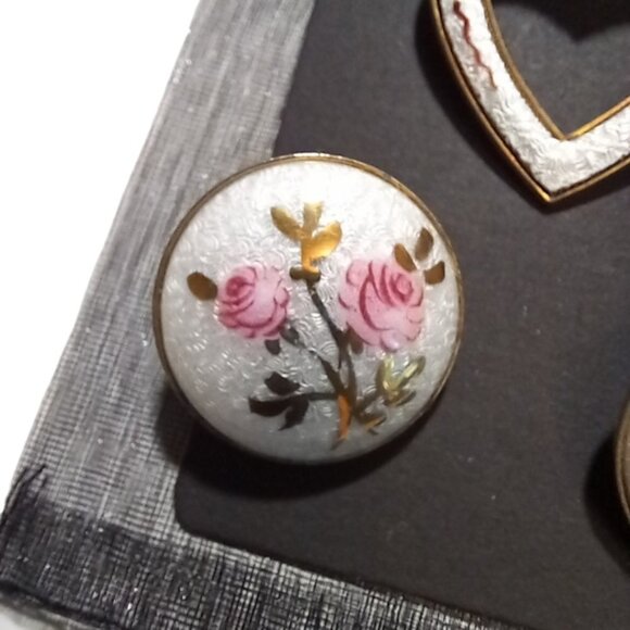 ⛱️ Vtg White & Pink Enamel 3 Piece Set in Gift Bag, Brooch + Button Earrings - Picture 4 of 8